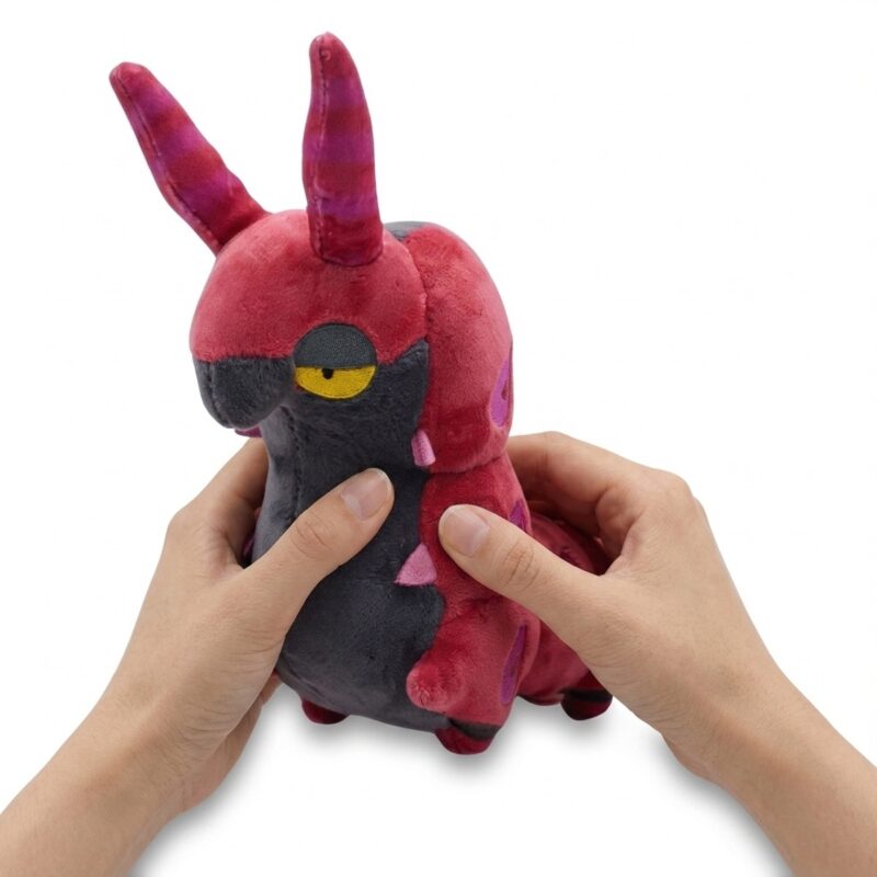 Scolipede Peluche sostenido en las manos