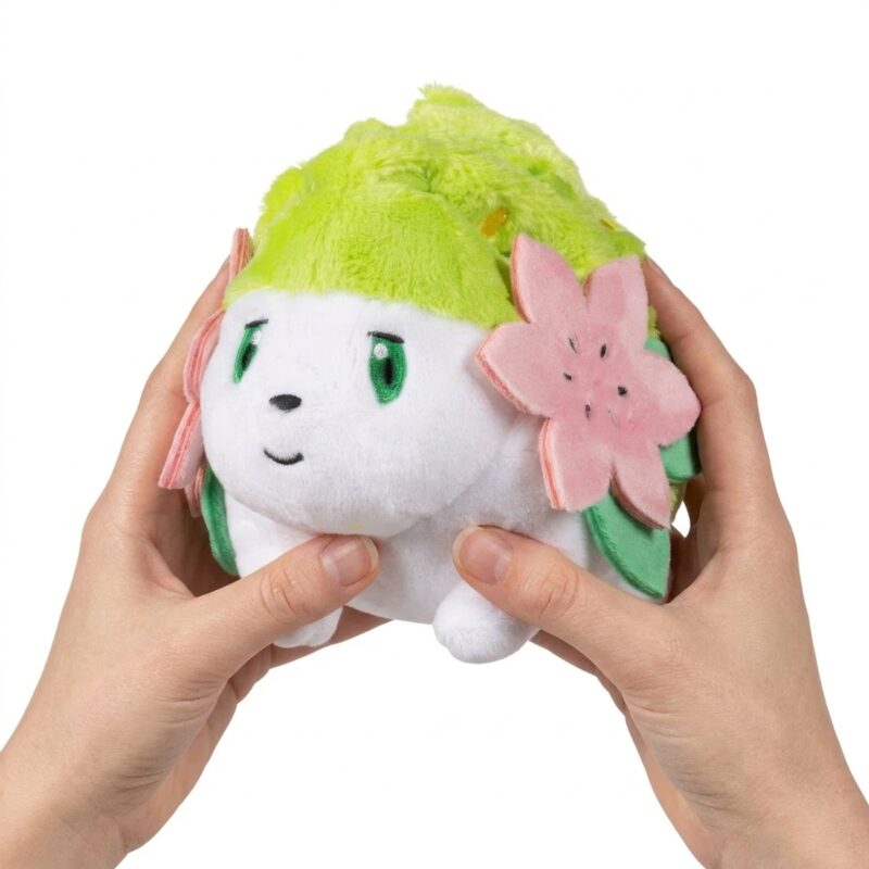 Shaymin Peluche sostenido en las manos