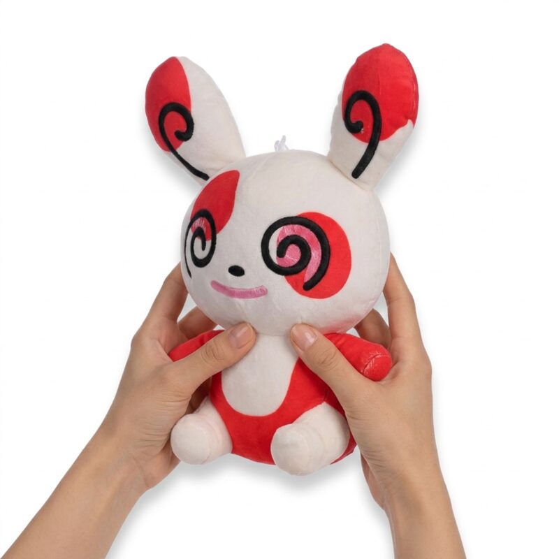 Spinda Peluche sostenida en las manos