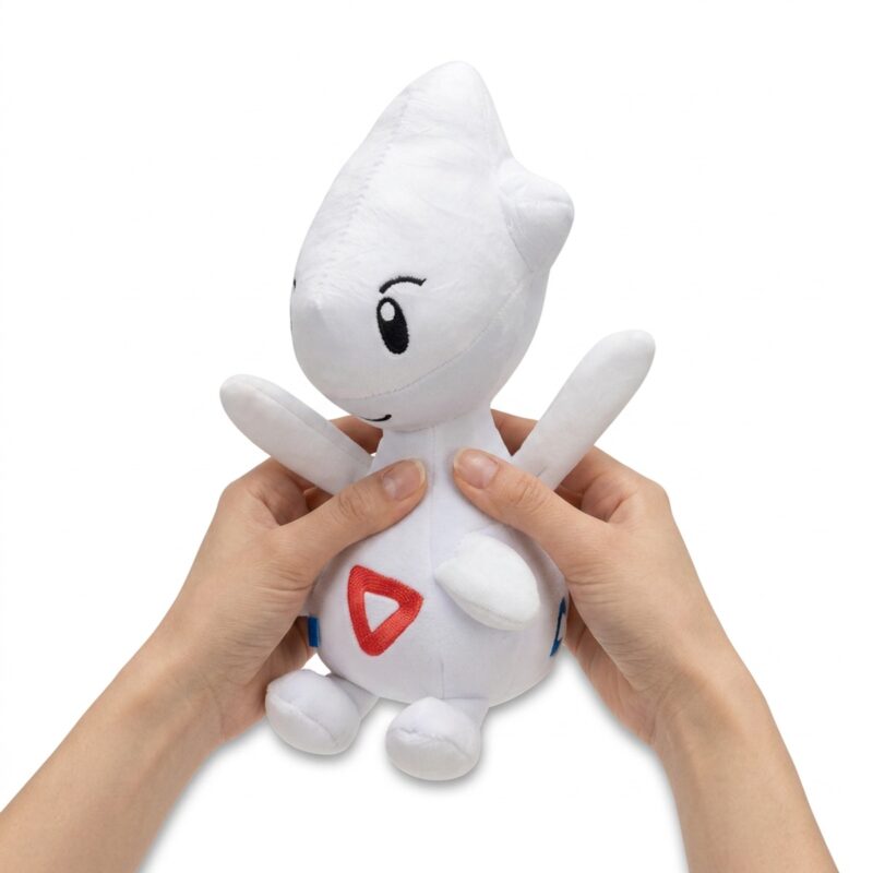 Togetic Peluche tenida en las manos