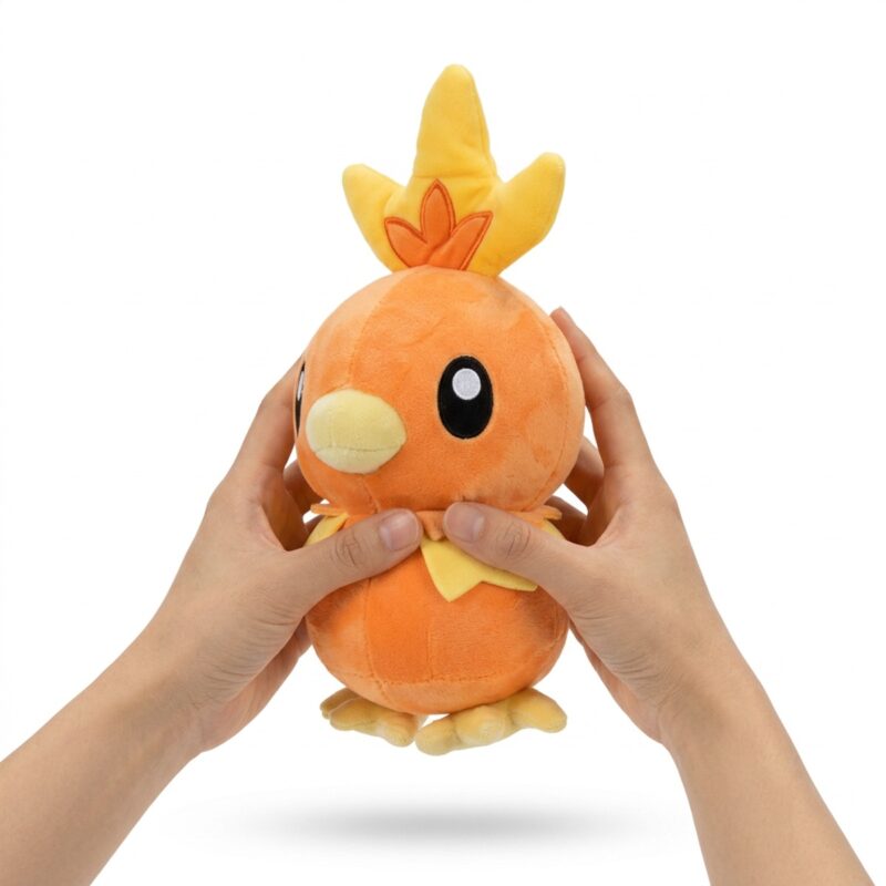 Torchic Peluche sostenida en las manos