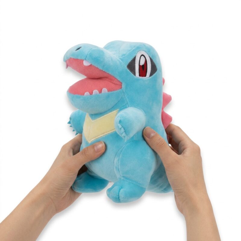 Totodile Peluche sostenida en las manos