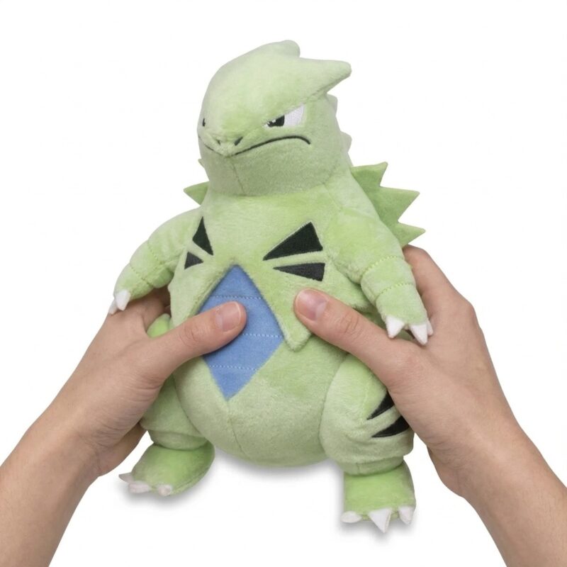 Tyranitar Peluche sostenido en las manos