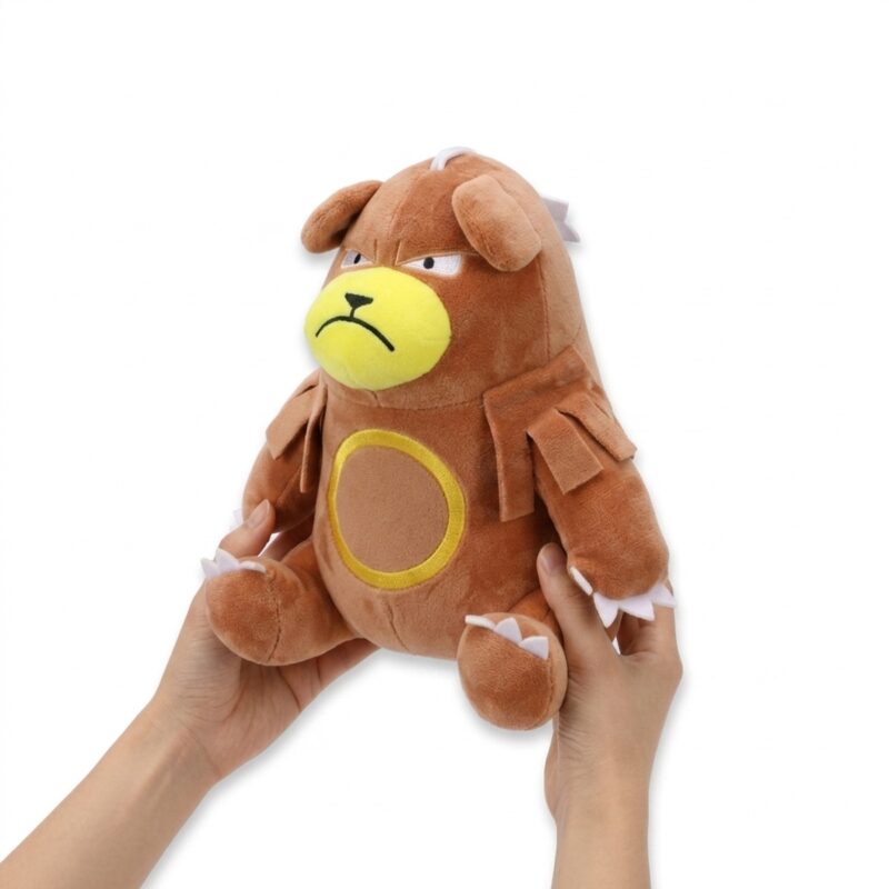Ursaring Peluche sostenida en las manos