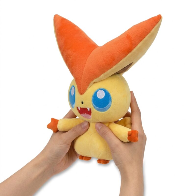 Victini Peluche sostenida en las manos
