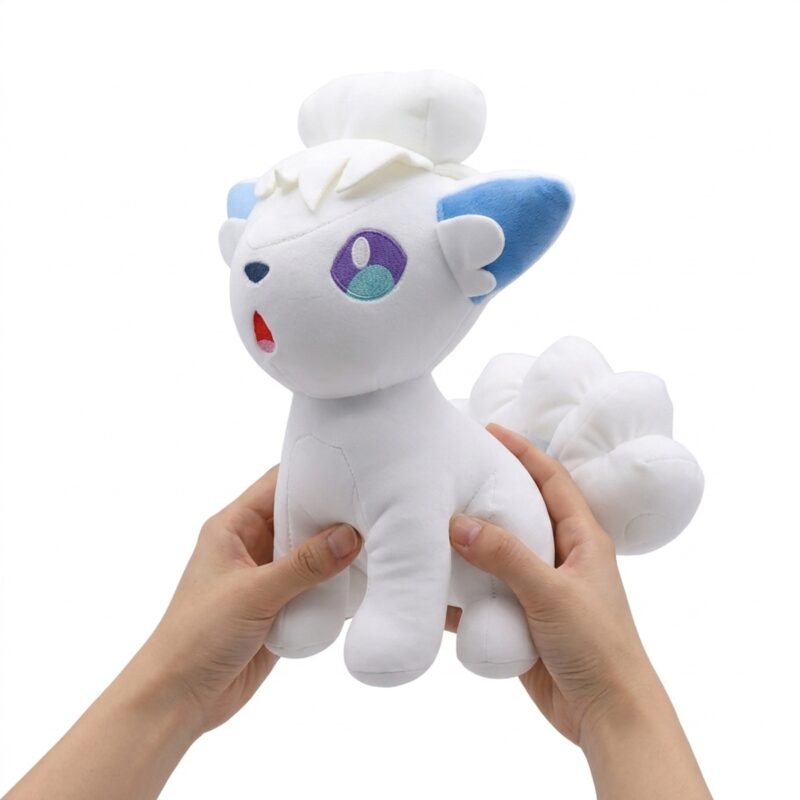Vulpix de Alola Peluche sostenida en las manos