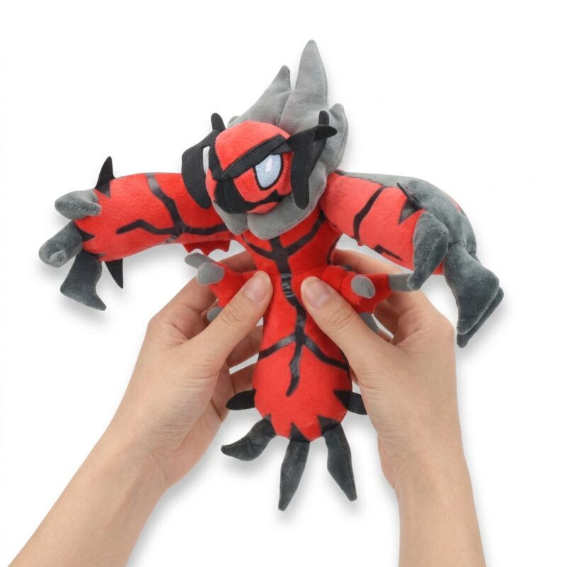 Yveltal Peluche sostenida en las manos