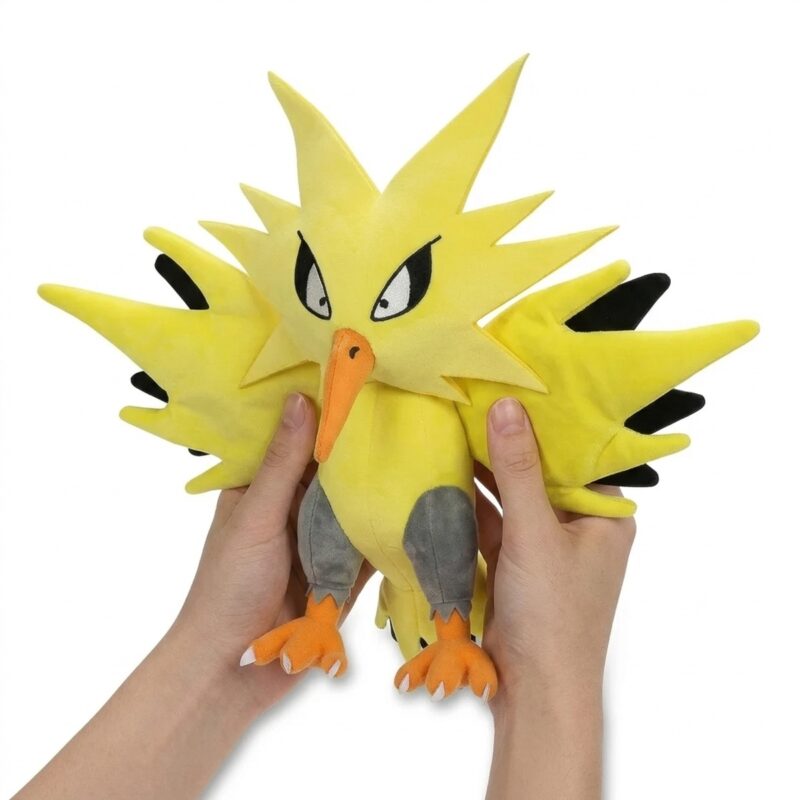 Zapdos Peluche tenue en las manos