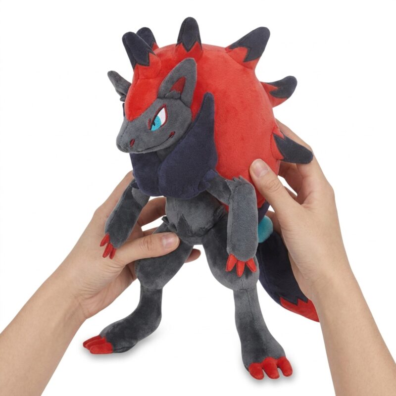 Zoroark Peluche sostenido en las manos