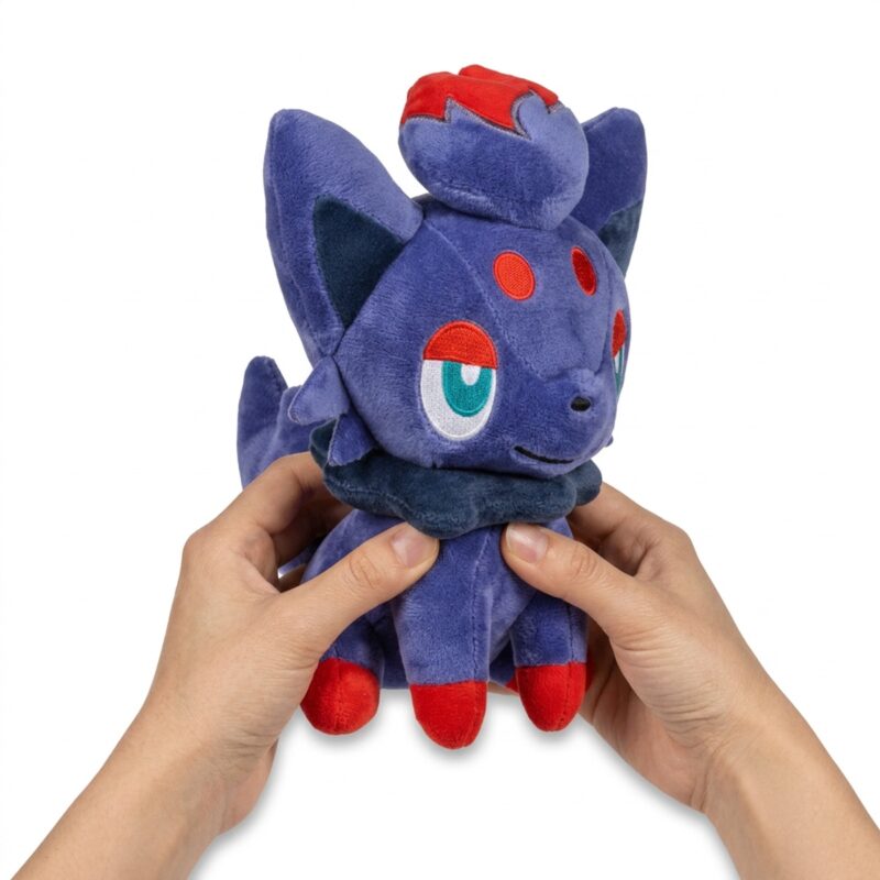 Zorua Peluche sostenido en las manos